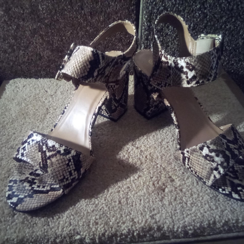 Women's snakeskin print shoes